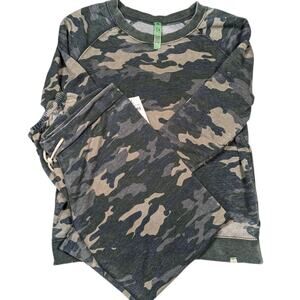Honeydew Two Piece Loungewear Set in Half Pipe Camo Green Size Medium